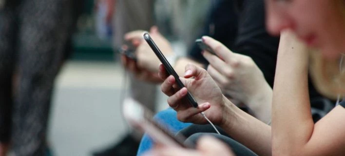 Γιατί δεν πρέπει να αγγίζουμε ποτέ το κινητό ενός άλλου -Υπάρχει σοβαρός λόγος σύμφωνα με έρευνα